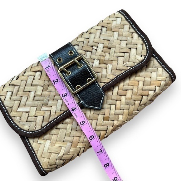 Gap Tan and Brown Wicker Weave Straw Clutch With Faux Leather Buckle - Picture 9 of 11